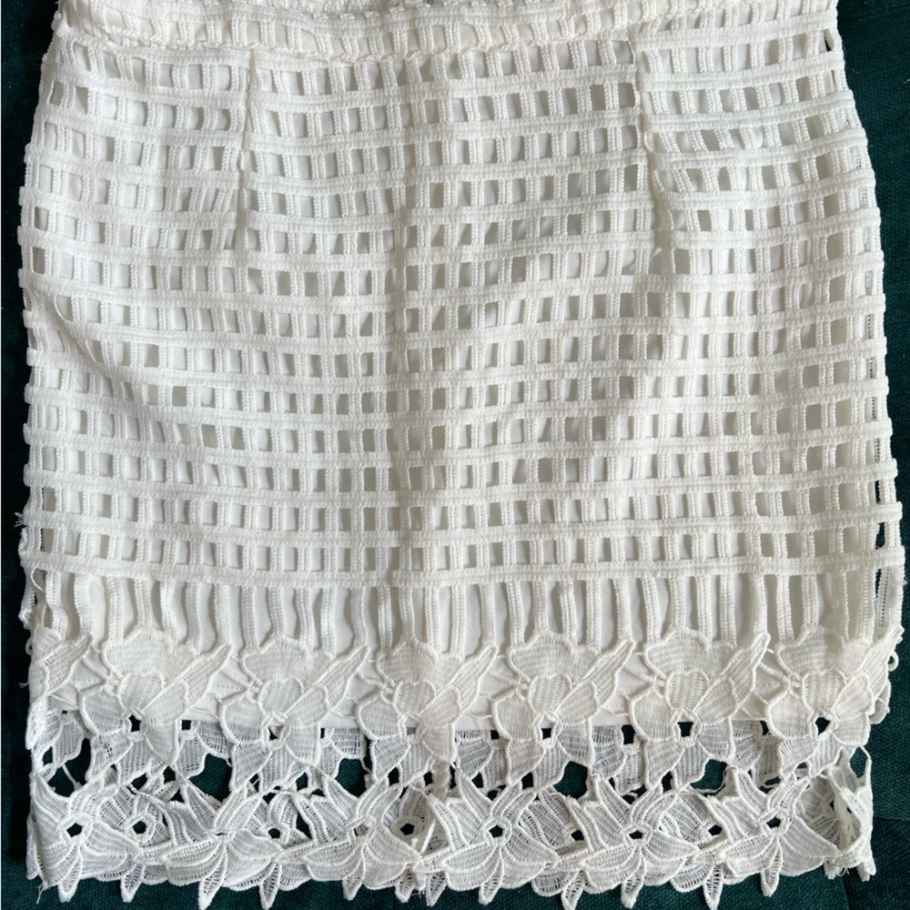 MORRISDAY WHITE FLOWER SKIRT SIZE 10.. fits like a 6
